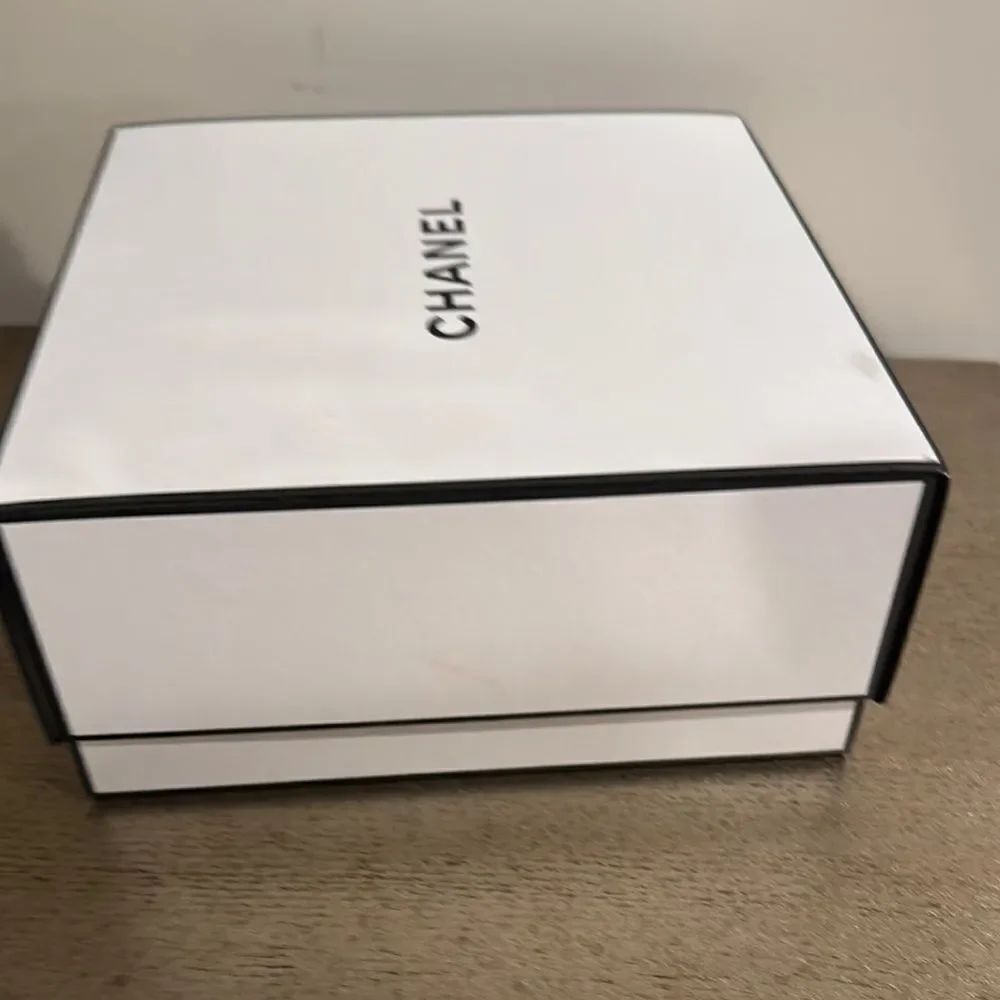 Chanel Gift Box with Cards - Picture 11 of 16